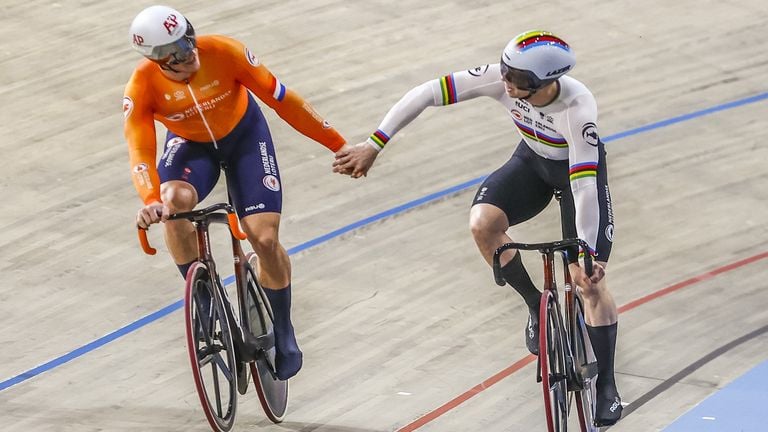 Jeffrey Hoogland en Harrie Lavreysen (rechts) geven elkaar de hand na de halve finale sprint in Apeldoorn (foto: ANP).