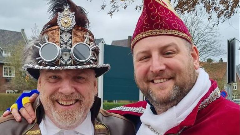 Advocaat Peter Schouten (links) vierde carnaval in Helmond (foto: Peter Schouten/Twitter).