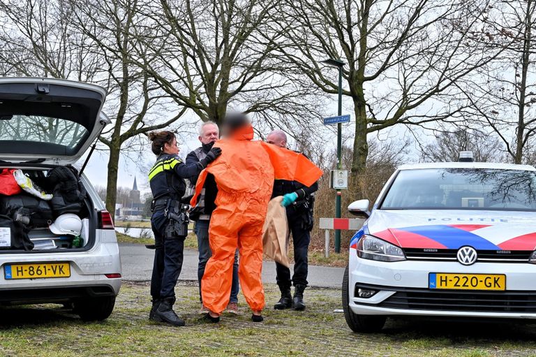 De politie bij het gebouw op de Daniëlsweg (Foto: SQ Vision).