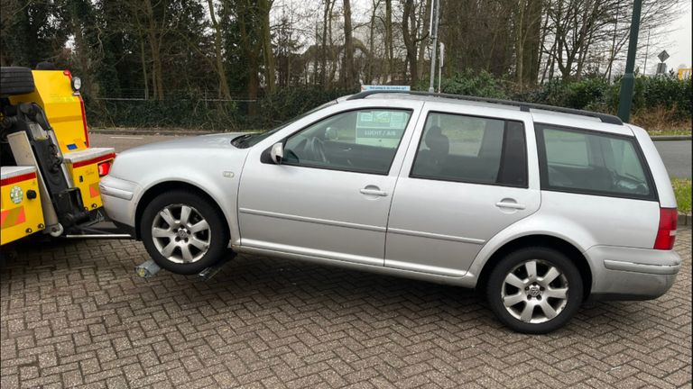 Auto inbeslaggenomen. (Foto: Verkeerspolitie Oost-Brabant).