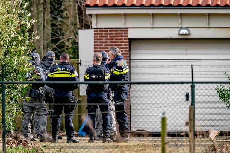 Agenten bij het huis op dinsdag (Foto: SQ Vision).