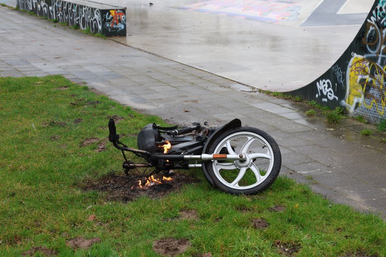 De brandende bromfiets (Foto: SQ Vision/Sander van Gils).