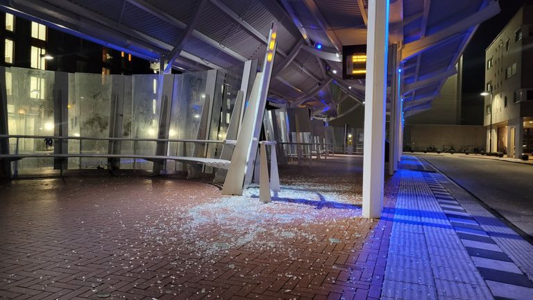 Het vernielde busstation in Waalwijk (Foto: Facebookpagina Waalwijk.nieuws.nl).