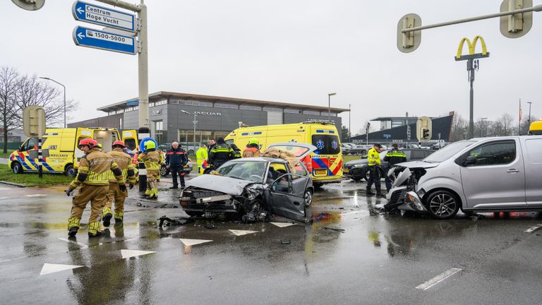 Zwaarbeschadigde auto's op de kruising (Foto: SQ Vision/Tom van der Put).