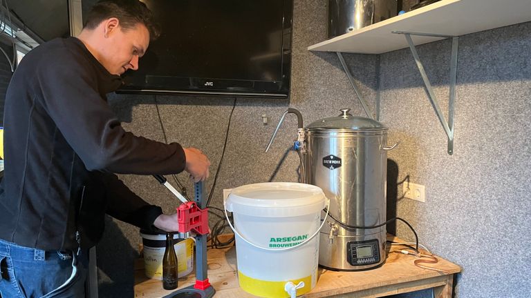 Jelle brouwt zijn eigen carnavalsbier in zijn schuur (foto: Megan Hanegraaf).