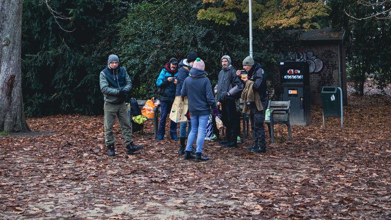 Arbeidsmigranten eten samen hun lunch in het park (foto: Michiel Bles).