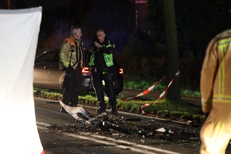 Op de Bestseweg tussen Best en Oirschot is vrijdagavond een vrouw om het leven gekomen bij een frontale botsing tussen twee auto’s. Het gaat waarschijnlijk om de bestuurder van een van de auto’s. De bestuurder van de andere auto raakte gewond.