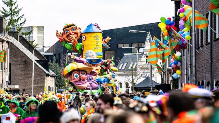 Er doen ook grote praalwagens mee in d'n Opstoet in Kruikenstad (foto: EYE4images).