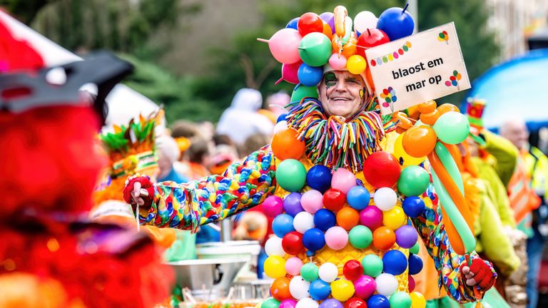 We vragen ons nog steeds af hoe deze man naar de wc gaat D'n Opstoet in Kruikenstad (foto: EYE4images).