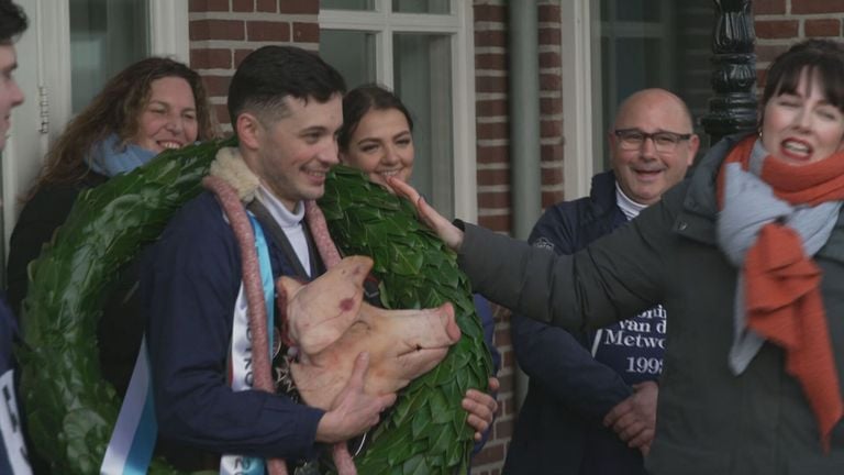 Van Eck met worst en varkenskop (foto: Omroep Brabant).