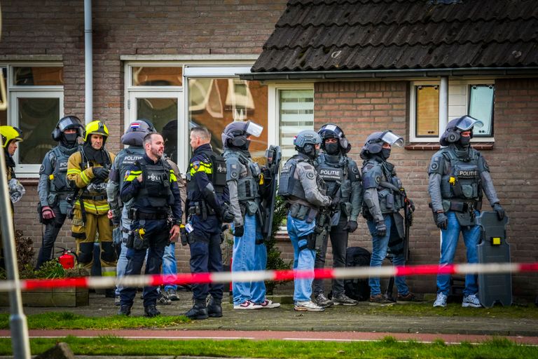 Een arrestatieteam ging bij het huis van de man naar binnen (afbeelding: SQ Vision)