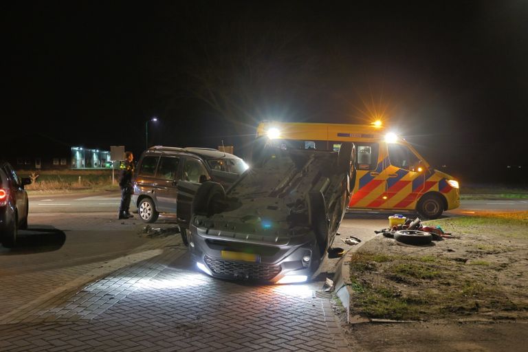 Een van de voertuigen kwam op de kop terecht (foto: SK-Media)