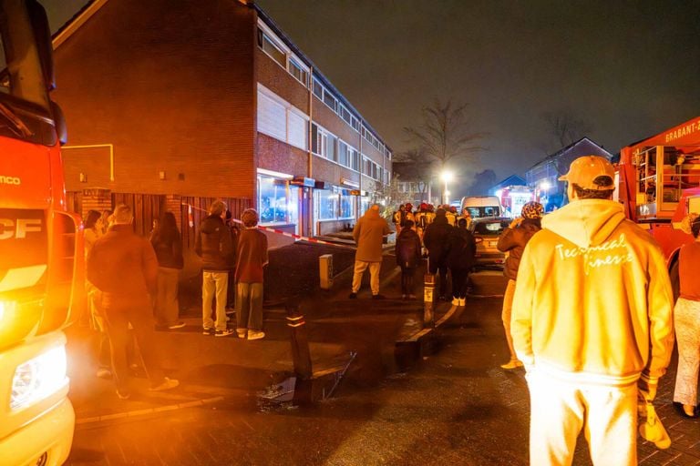 Het voorval trok veel bekijks en huizen werden ontruimd (foto: Dave Hendriks/SQ Vision).