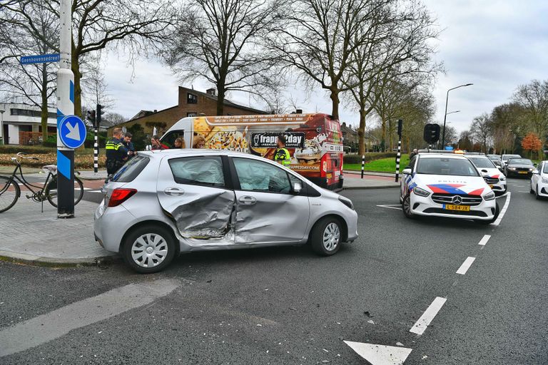 De schade aan de auto is groot (Foto: SQ Vision/Rico Vogels).