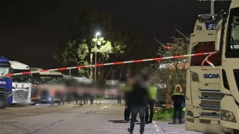 De parkeerplaats na de steekpartij (foto: Opsporing Verzocht).