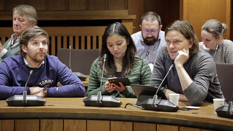 Bas Maes (rechts) in de gemeenteraad van Breda (foto: ANP).