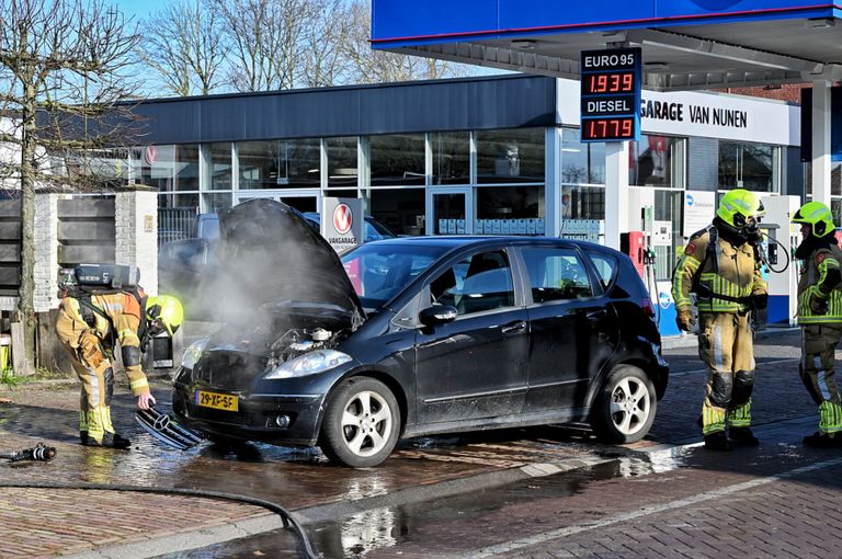 De auto stond met een brandende motor bij het tankstation (Foto: SQ Vision/Toby de Kort).