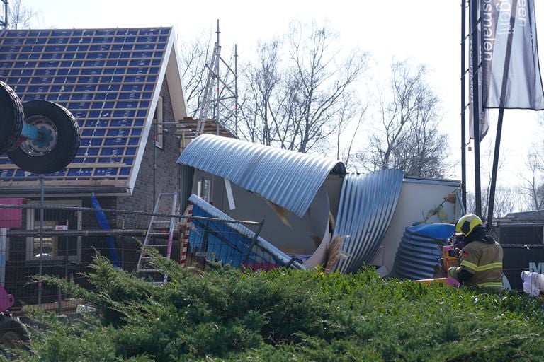 De keet was zwaar beschadigd. (Foto: SQ Vision/Bart Meesters).