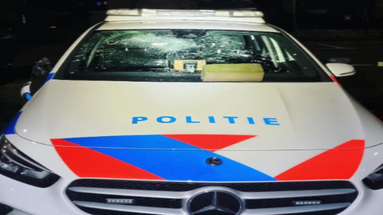 De vernielde politieauto (Foto: Instagram wijkagenten Bladel).
