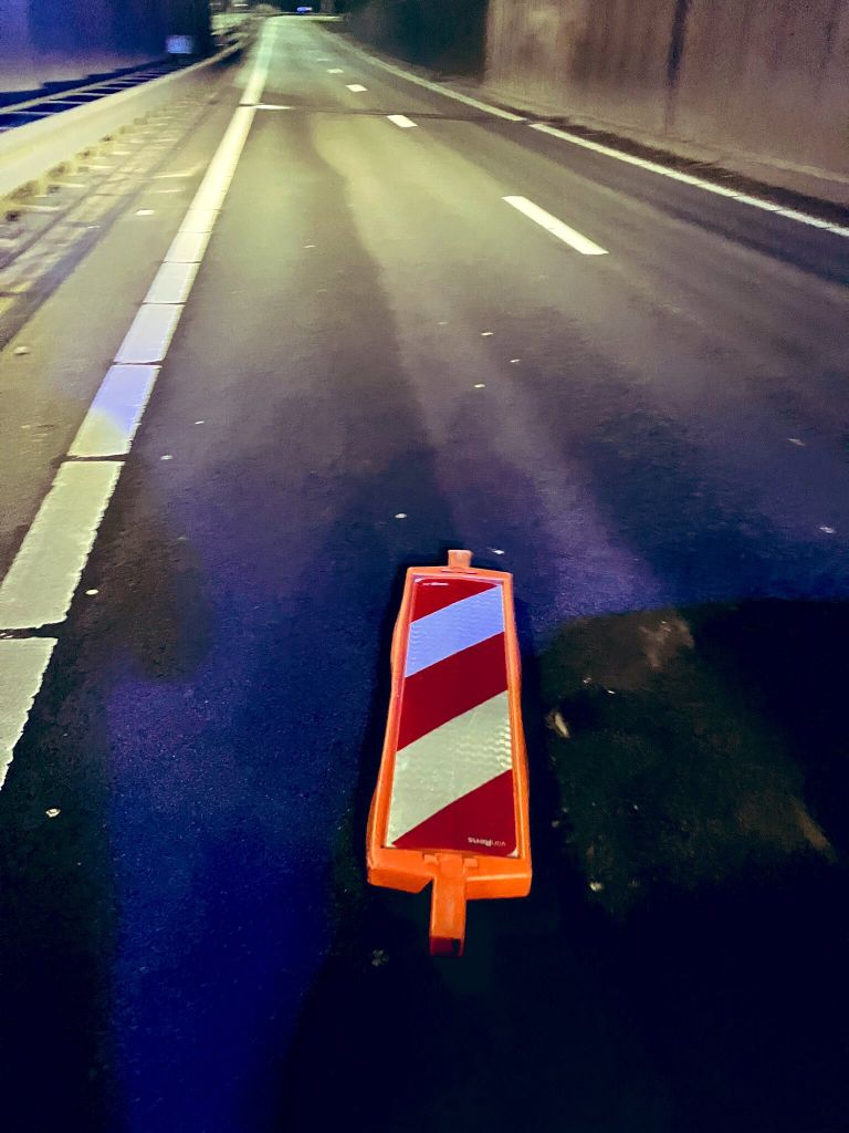 Het geleidebaken lag op de weg in de tunnelbak van de A65 bij Vught (foto: X/Wis_Robert).