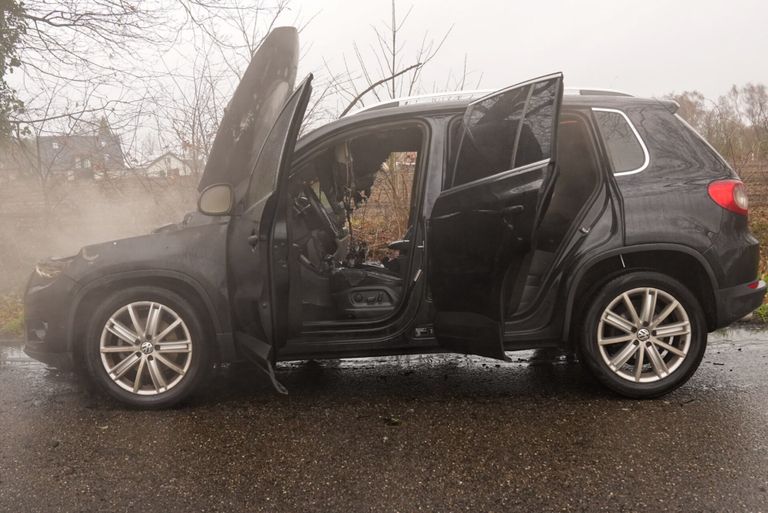 De door het vuur vernielde auto (Foto: SQ Vision/Harrie Grijseels).