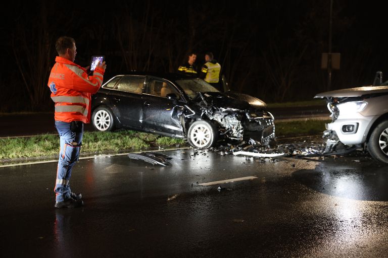 Hulpdiensten onderzoek naar het ongeval (Foto: SQ Vision/Sander van Gils).