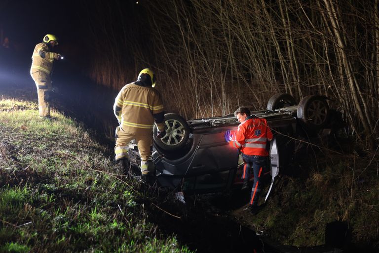 De auto belandde op zijn kop (Foto: SQ Vision/Sander van Gils).