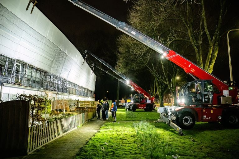 Verreikers ondersteunen de steigers (Foto: SQ Vision/Jack Brekelmans).