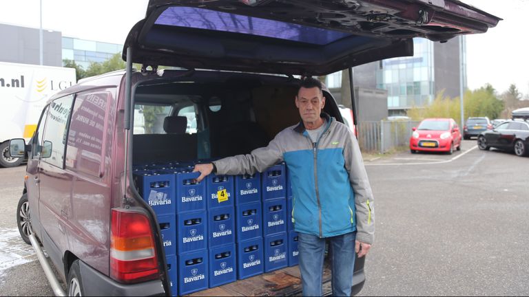 Johan bij z'n wagen met bier (foto: Omroep Brabant).