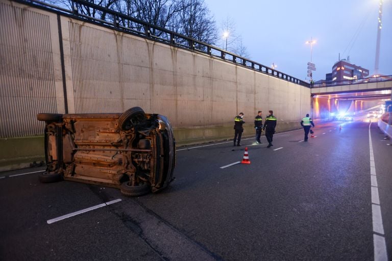 Auto landt op de zijkant bij tunnel (Foto: SQ Vision/Arno van der Linden).