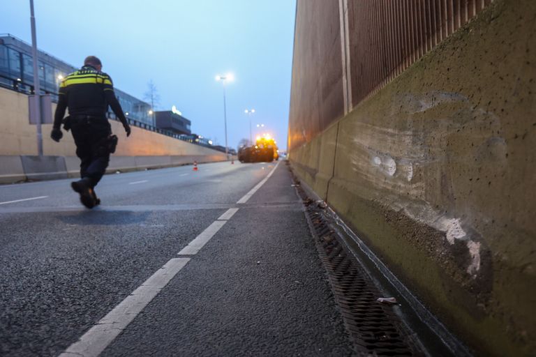 Auto landt op de zijkant bij tunnel (Foto: SQ Vision/Arno van der Linden).