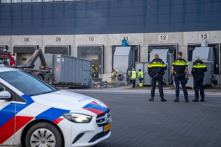 De brand in de papiercontainer (Foto: SQ Vision/Iwan van Dun).