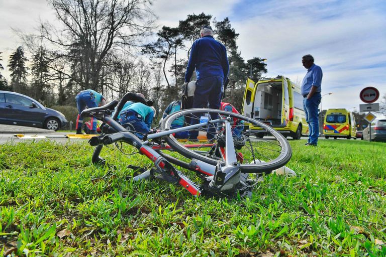 Fietser zwaargewond in Leende (foto: Rico Vogels/SQ Vision). 