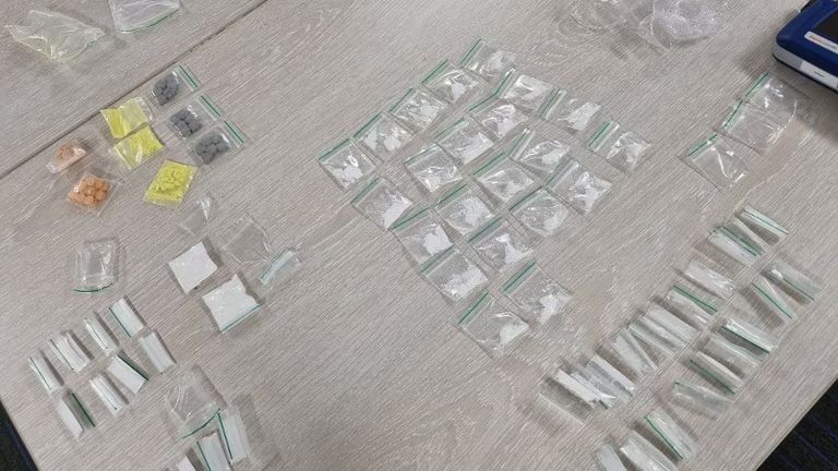 In de auto van de Tilburger werden tientallen zakjes drugs gevonden (foto: politie).