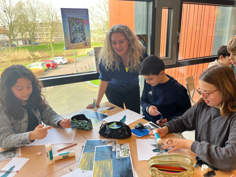 Stephanie zette zelf een callcenter op op basisschool De Vlindertuin (foto: Megan Hanegraaf).