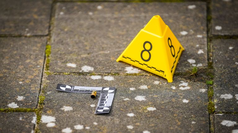 Een van de kogelhulzen die op straat is gevonden (foto: SQ Vision).