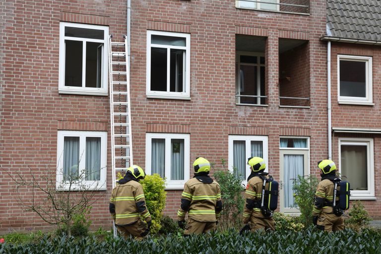Brandweerlieden bij het appartement (Foto: SQ Vision/Sander van Gils).