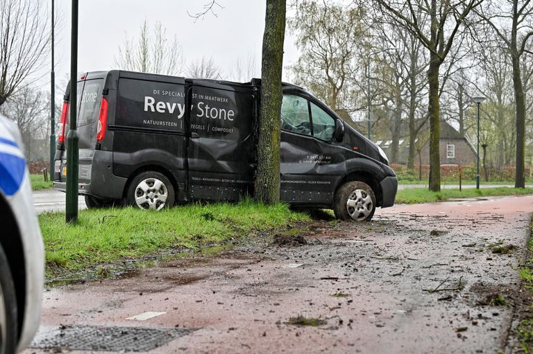 Het gehavende busje (Foto: SQ Vision/Toby de Korte).