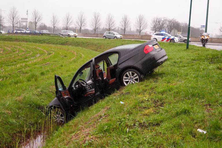 De auto die in de sloot belandde (Foto: SQ Vision/Harrie Grijseels).