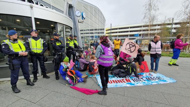Demonstranten bij Eindhoven Airport (foto: Noël van Hooft).