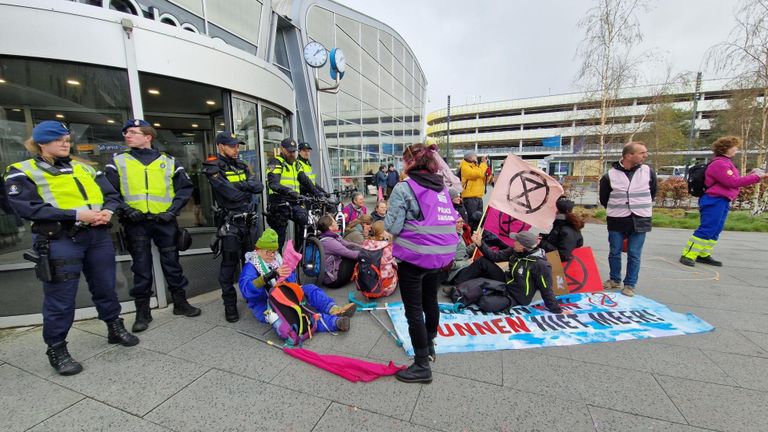 Demonstranten bij Eindhoven Airport (foto: Noël van Hooft).