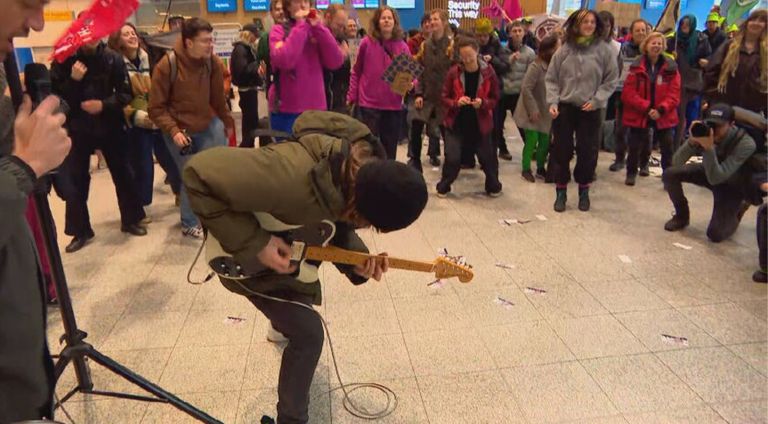 Punkband Hang Youth treedt op in de hal.