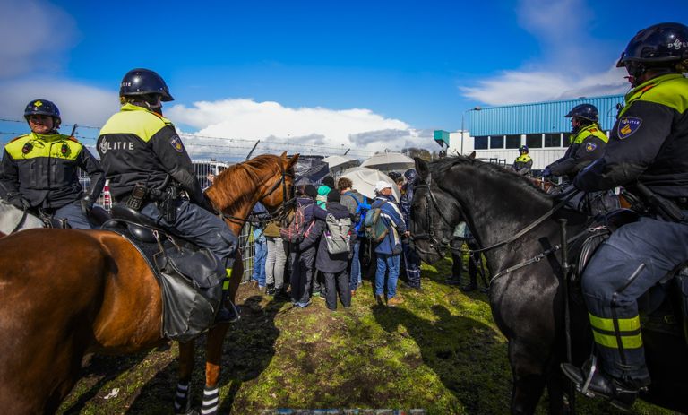 Een groepje demonstranten bij het hek zaterdagmiddag (foto: SQ Vision).