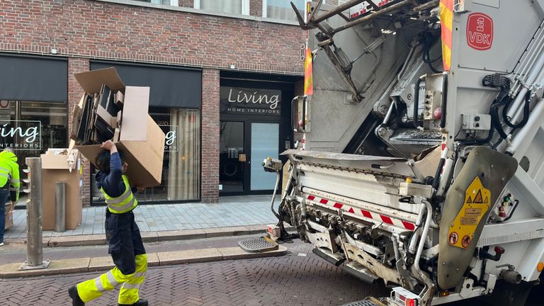 Ruben tijdens zijn werk als vuilnisman in Den Bosch (foto: Megan Hanegraaf).