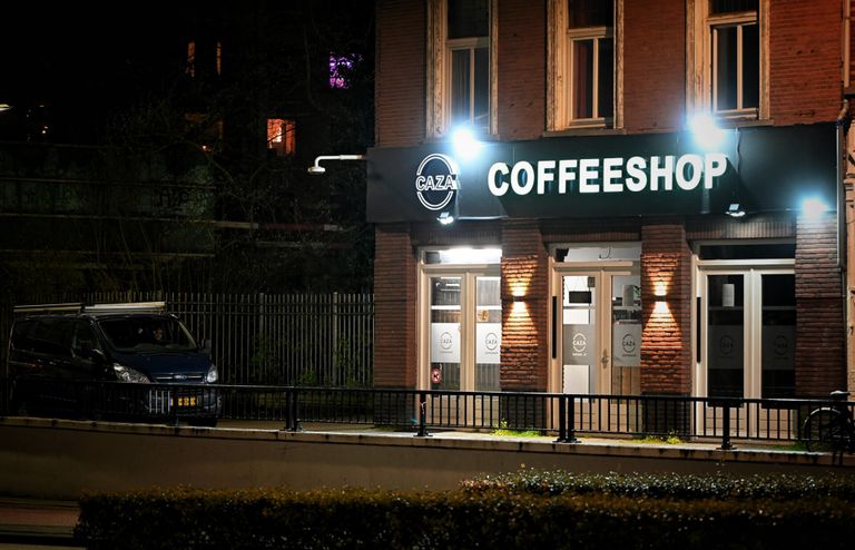 Een man in een busje houdt toezicht bij de coffeeshop. Foto: SQ Vision.