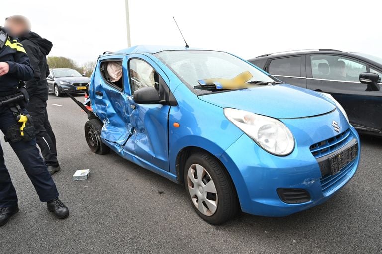 De vrachtauto en een auto raakte zwaar beschadigd (Foto: SQ Vision/Perry Roovers).