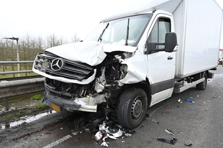 De vrachtauto en een auto raakte zwaar beschadigd (Foto: SQ Vision/Perry Roovers).