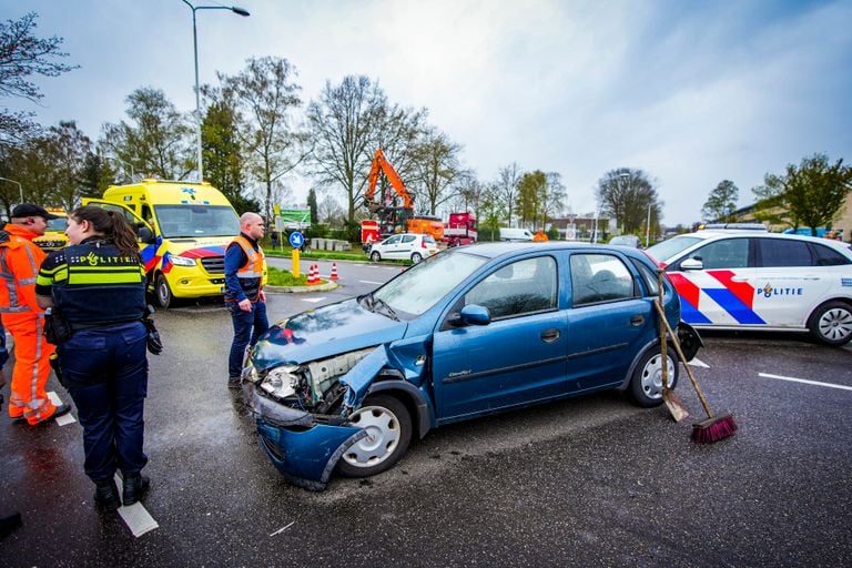 Een van de auto's raakte zwaar beschadigd (Foto: SQ Vision).