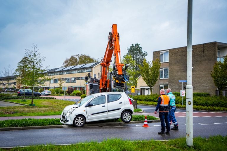 Een van de betrokken auto's werd door de graafmachine weggesleept (Foto: SQ Vision).