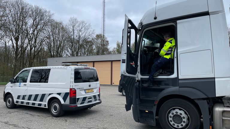 De controle van vrachtwagens bij Geldrop (foto: Omroep Brabant).